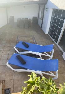 2 sillas azules y blancas sentadas en un patio en Casa Sol y Luna, en Costa Calma