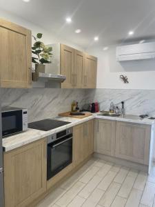 Kitchen o kitchenette sa "Le 63 aux Charmettes" Au Brusc Vue Mer Parking Wifi etc inclus