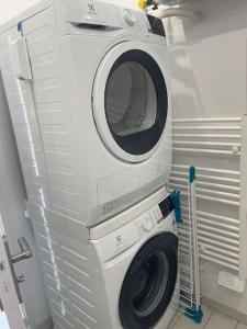 una lavatrice e un'asciugatrice in una lavanderia di "Le 63 aux Charmettes" Au Brusc Vue Mer Parking Wifi etc inclus a Six-Fours-les-Plages
