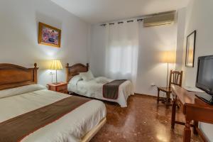 Postel nebo postele na pokoji v ubytování Hotel Las Errizas by Vivere Stays + 37 fotografií