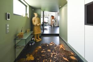 een kamer met een standbeeld van een man in een pak bij ALSACE Cosy in Schoenau