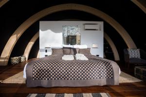 ein Schlafzimmer mit einem großen Bett in einem Zimmer in der Unterkunft Luxury Glamping Room8 a private hideaway from Brussels in Huldenberg