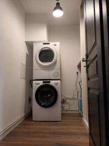 een wasruimte met een wasmachine en een wasmachine bij Appt centre Gerardmer in Gérardmer