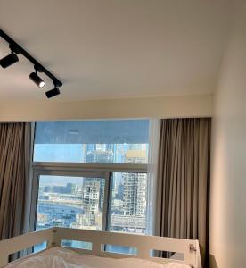 New Luxury Modern Canal View. في دبي: غرفة نوم بسرير ونافذة كبيرة