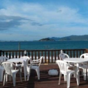 A balcony or terrace at Casa Pé na Areia com Deck de Frente para o Mar, Pinheira, Praia de Cima, SC