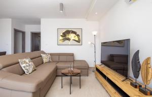 un soggiorno con divano e tavolo di Villa Milla a Opatija