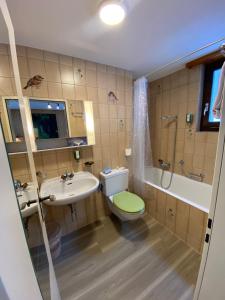 Koupelna v ubytování Hotel Garni Jägerhof + 37 fotografií