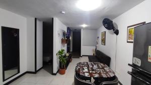 una sala de estar con una cama en una habitación en Encantador Apartamento Vacacional Eje Cafetero - PARQUE DEL CAFÉ - Piso 3, en Montenegro