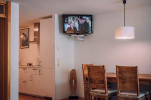 A television and/or entertainment centre at Apartment Auenfeld Widderstein
