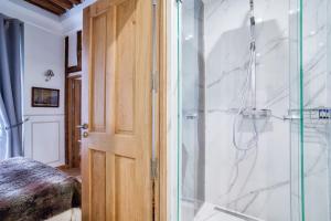 Kúpeľňa v ubytovaní Grandiose appartement au cœur de Paris + 20 fotografií