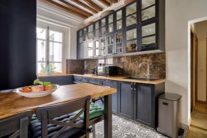 Kuchyňa alebo kuchynka v ubytovaní Grandiose appartement au cœur de Paris
