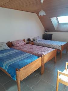 sypialnia z 2 łóżkami w pokoju w obiekcie Le Piolit w mieście Prunières