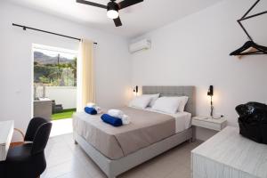 Un dormitorio con una cama con toallas azules. en Sun Moon Suite with Pool, en Koxaré