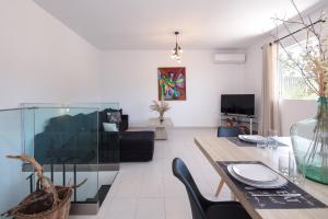 Televisyen dan/atau pusat hiburan di Sun Moon Suite with Pool