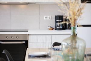 Dapur atau dapur kecil di Sun Moon Suite with Pool