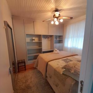 um quarto com uma cama e uma ventoinha de tecto em Casa Vista do Vale próxima ao Vale dos Vinhedos em Bento Gonçalves