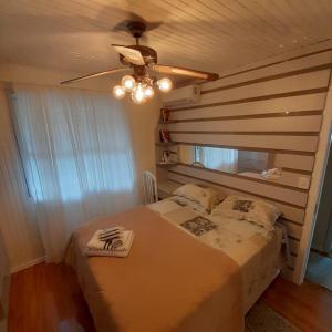 1 dormitorio con 1 cama y ventilador de techo en Casa Vista do Vale próxima ao Vale dos Vinhedos en Bento Gonçalves