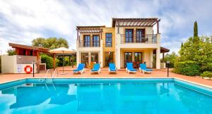 uma villa com piscina em frente a uma casa em 2 bedroom Villa Oleander with private pool and garden, Aphrodite Hills Resort em Kouklia