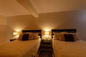 2 camas en un dormitorio con 2 lámparas en Hotel NC La Paz, en La Paz