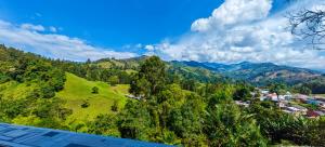 薩蘭托的住宿－Hotel Salento Mirador，享有山脉中的村庄景色