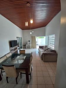 een woonkamer met een bank en een tafel bij CASA COM PISCINA EM ÁREA NOBRE in Boa Vista