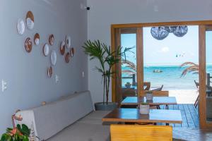 a restaurant with tables and a view of the beach at Pousada Preamar in Prea