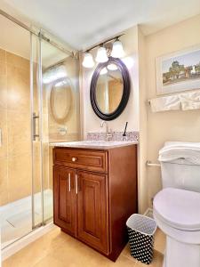 a bathroom with a toilet and a sink and a shower at Cozy Detached Home in Richmond Hill in Richmond Hill