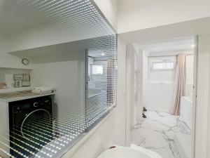 Villeneuve-de-la-Raho的住宿－Splendide Suite LOVE ROOM avec JACUZZI PRIVATIF，一间带卫生间和玻璃淋浴间的浴室