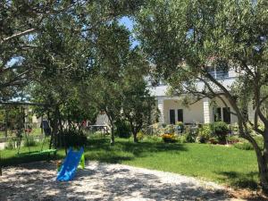 卡斯特尔·斯塔费力克Apartman Dobrić的院子里的游乐场