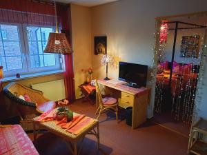Zimmer mit einem Schreibtisch und einem Computer darauf in der Unterkunft Hermanns Hotel Zum Goldenen Stern in Jüterbog