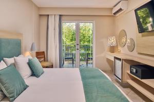 Postel nebo postele na pokoji v ubytování Tsilivi Beach Hotel Zakynthos