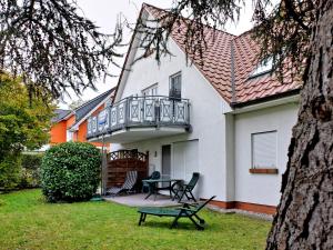 青斯特的住宿－Zur Hanse Wohnung 4 5 - Zur Hanse West，带阳台和桌椅的房子
