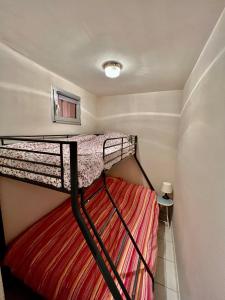1 dormitorio con 2 literas en una habitación en Appartement familial labélisé centre du Racou, en Argelès-sur-Mer