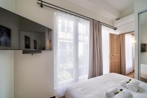 1 dormitorio con toallas en una cama con ventana en Superbe maisonnette neuve au coeur de Paris en París