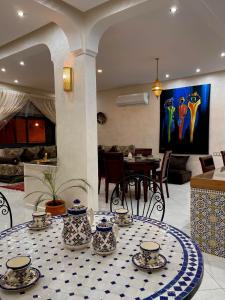 een tafel met vazen in de woonkamer bij Stay In Fez in Fès