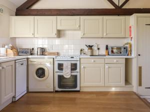 ColytonにあるThe Bull Penのキッチン(白いキャビネット、洗濯機、乾燥機付) +22枚の写真