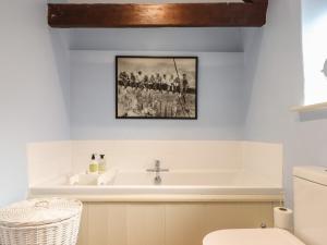 ColytonにあるThe Bull Penのバスルーム(バスタブ付)が備わります。壁に絵が描かれています。