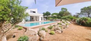 een huis met een zwembad in een tuin bij Villa Acqua 12 pers piscine chauffée accès direct plage in Lecci