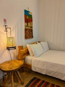 ein Schlafzimmer mit einem Bett, einem Tisch und einer Lampe in der Unterkunft Hotel Salento Mirador in Salento