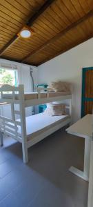 1 Schlafzimmer mit 2 Etagenbetten in einem Zimmer in der Unterkunft Mi Hermosa - Casa Isleña a 70 Metros de la Playa in Providencia