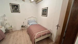 um quarto com uma cama com um cobertor rosa em Ankon Apartment Suite Don Gioia em Ancona