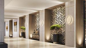 Holiday Inn & Suites - Al Khobar, an IHG Hotel في الخبر: لوبى به نباتات خزف على الجدران