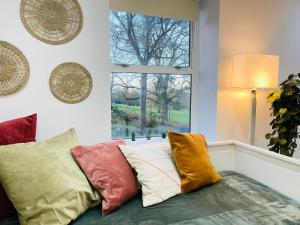 Un pat sau paturi într-o cameră la Hackney Studios by Sleepy