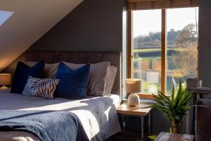 Tempat tidur dalam kamar di Stunning rural stay with idyllic views & great location