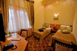 Postel nebo postele na pokoji v ubytování Riviera Hotel