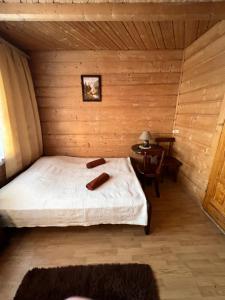 ein Schlafzimmer mit einem Bett in einer Holzhütte in der Unterkunft Dom Wypoczynkowy Anetka in Białka Tatrzańska