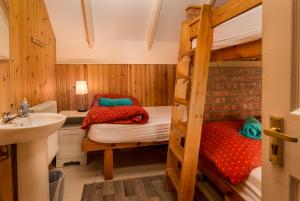 En eller flere senger på et rom på Gulabin Lodge