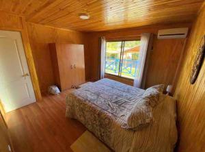 ein Schlafzimmer mit einem Bett in einem Zimmer mit einem Fenster in der Unterkunft Casona los boldos in Santa Cruz