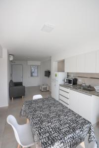 cocina con mesa y sillas en una habitación en Departamento de un dormitorio - SAN LORENZO en Santa Fe