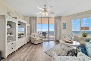 uma sala de estar com um sofá e uma televisão em Beach Colony East 13C em Perdido Key